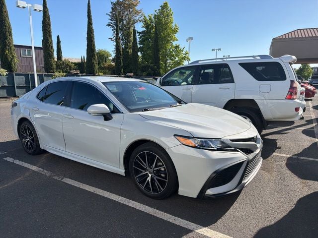 2022 Toyota Camry SE's photo