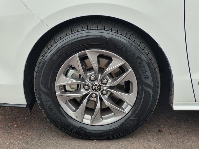 2021 Toyota Sienna LE 8 Passenger