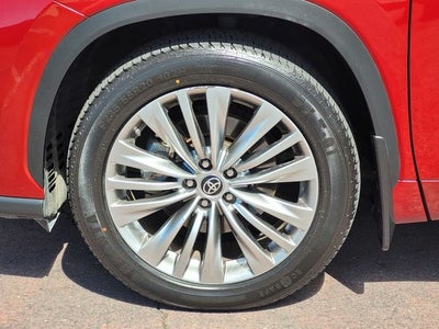 2022 Toyota Highlander Hybrid Platinum