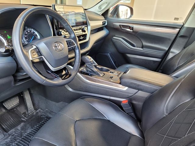 2022 Toyota Highlander Hybrid Platinum