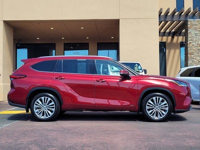 2022 Toyota Highlander Hybrid Platinum