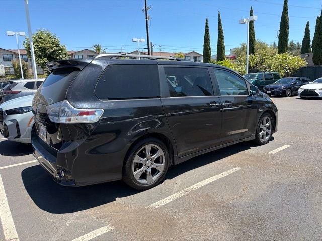 2017 Toyota Sienna SE 8 Passenger
