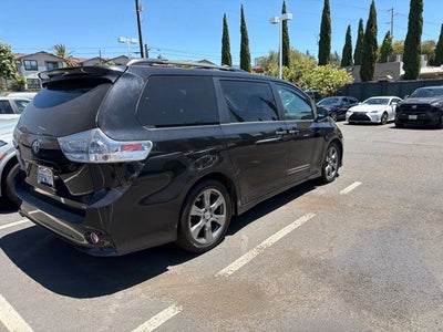 2017 Toyota Sienna SE 8 Passenger