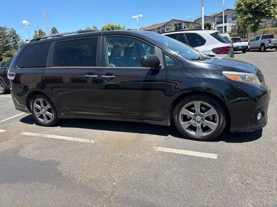 2017 Toyota Sienna SE 8 Passenger