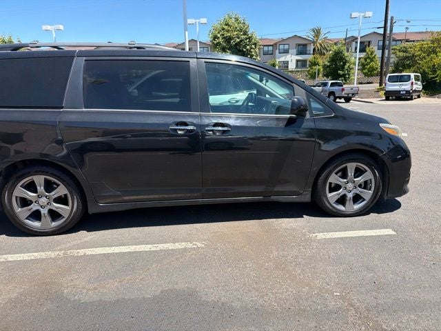 2017 Toyota Sienna SE 8 Passenger