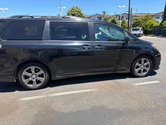 2017 Toyota Sienna SE 8 Passenger