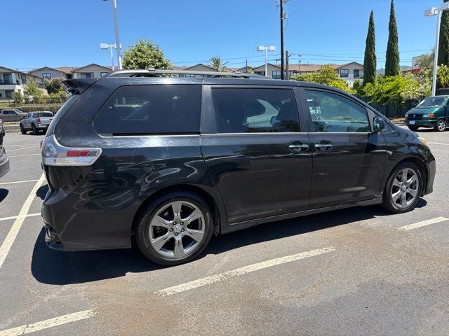 2017 Toyota Sienna SE 8 Passenger